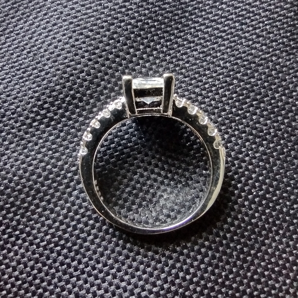 SILVER SQUARE ZIRCONIA RING - Picture 3 of 3
